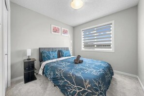 Room - 3BHK Close to Airport with Backyard (Edmonton)