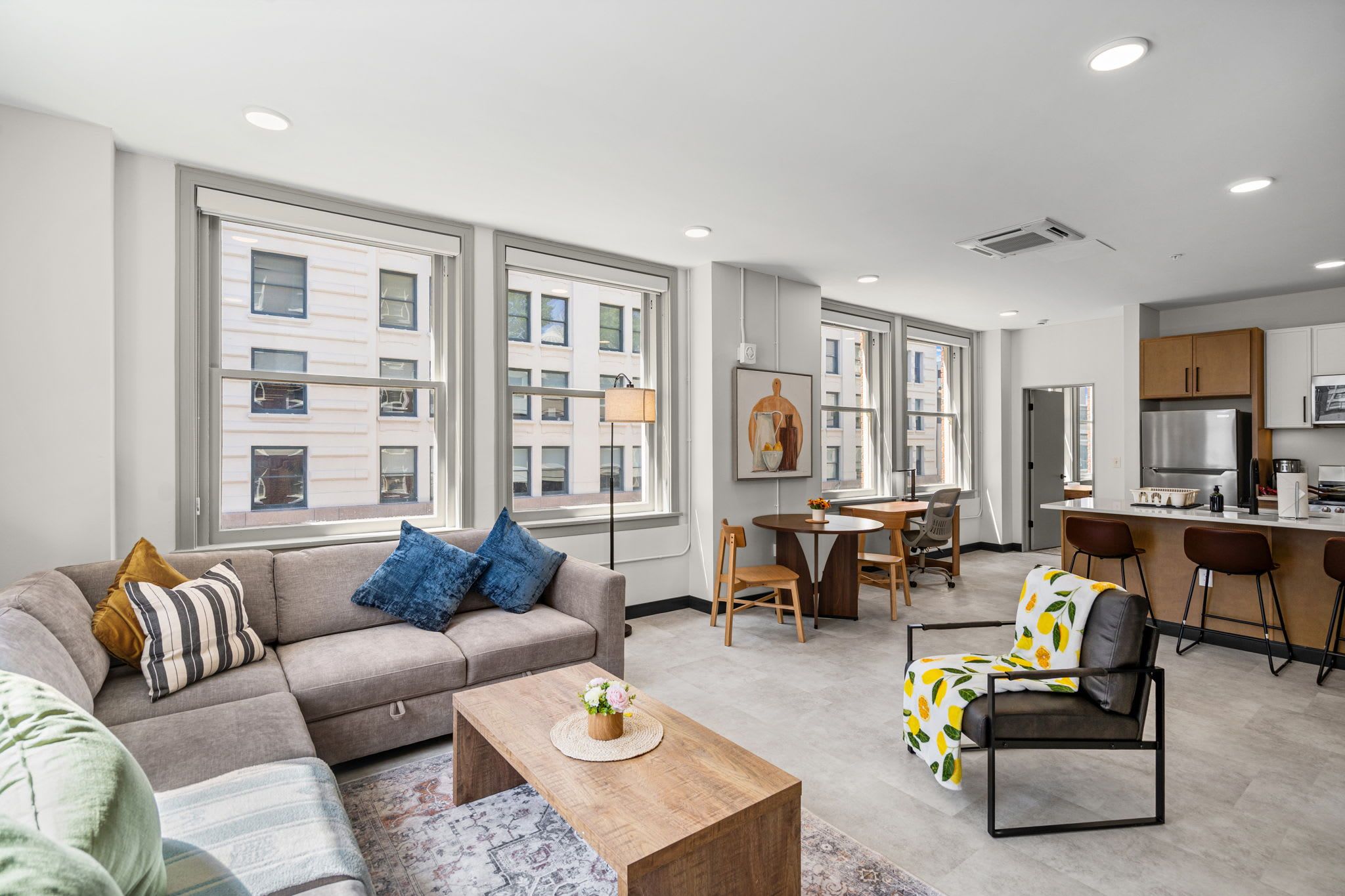 Un appartement moderne comprenant un salon, un coin repas et une cuisine.