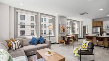 Un appartement moderne comprenant un salon, un coin repas et une cuisine.