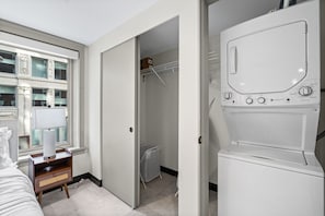 Interior - Central Studio: Free Attached Parking |Rooftop|Gym (Kansas City)
