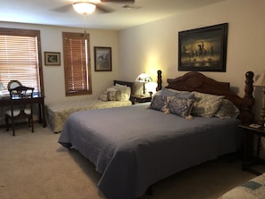 Room - Pretty Bed and Breakfast located within 5 miles of Round Top, (Burton)