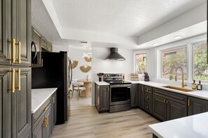 Private kitchen - Luxury Red Rock Retreat:  3 Bed/ 2 Bath With Heated Pool & Spa, Game Room (Sedona)
