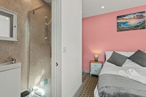 Room - 4 Doubles, 4 En-Suites & a Big Garden – Sleeps 8 (Ashton-on-Ribble)