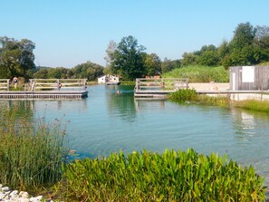 A calm water body with docks, surrounded by greenery and a clear sky. - Apartment Stephi by Interhome (Neukirchen beim Heiligen Blut)
