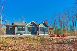 A two-story house with a large front porch and a deck area. - 20 Mins to Arrowhead Family Friendly Getaway (Huntsville)