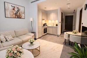 Un apartamento moderno con sala de estar, cocina y comedor.