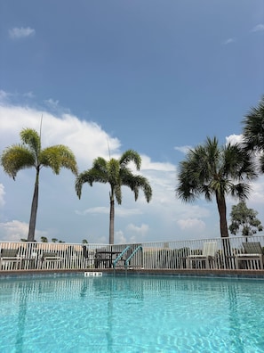 A clear swimming pool with a white fence and lounge chairs. - Escape Winter in Fort Myers Furnished 2BR/2BA Colonial Country Club (Fort Myers)
