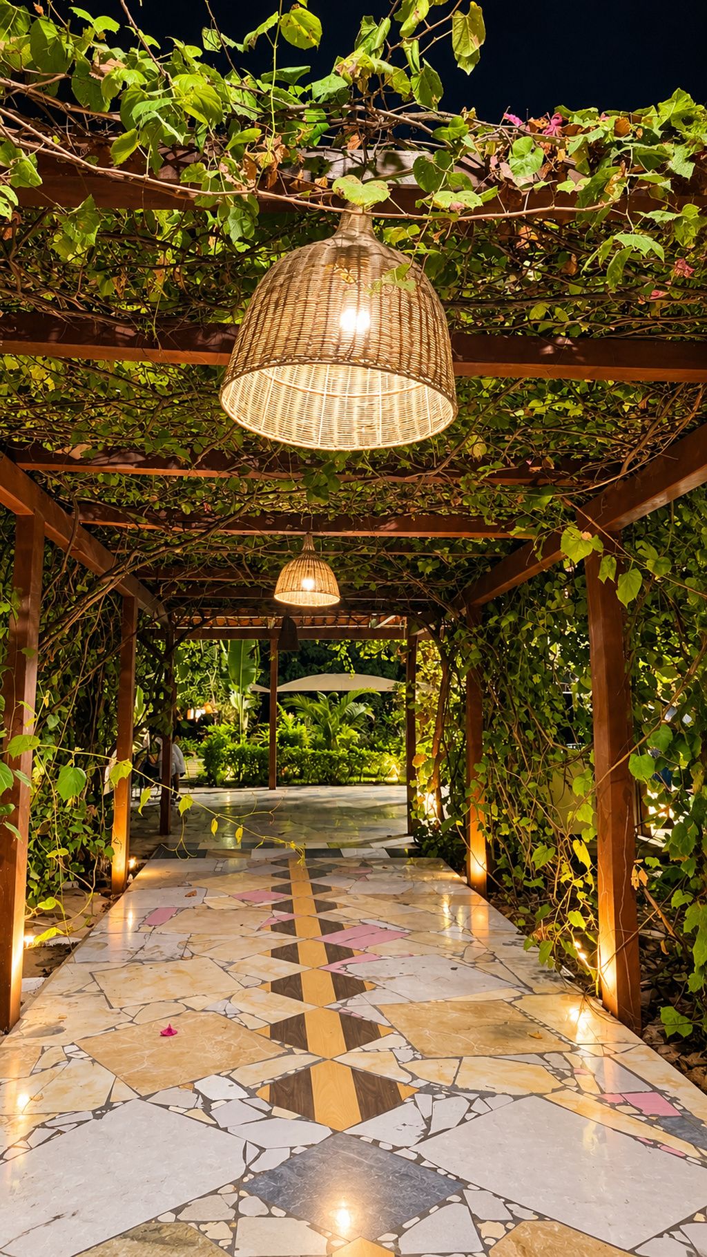 Un paseo techado con suelo de baldosas estampadas, pérgola de madera y lámparas colgantes.