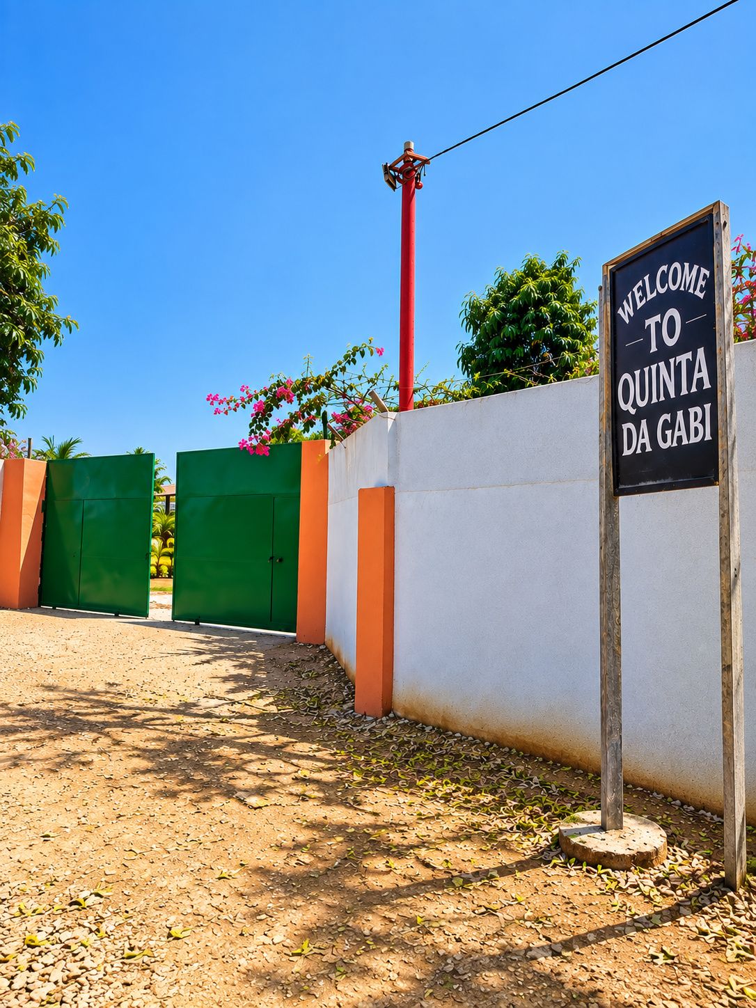 Un letrero de bienvenida en la entrada de Quinta da Gabi.