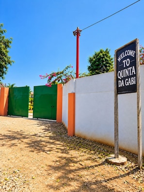 Un cartell de benvinguda a l'entrada de Quinta da Gabi.