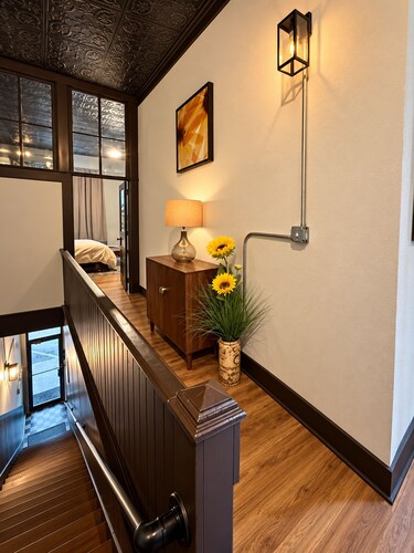 The Loft @121- Historic 1906 Downtown Loft on the Square