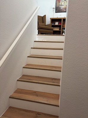 Eine Treppe mit Holzdielen und weißen Wänden.