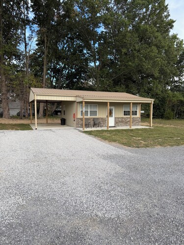 Cozy 2-bedroom cabin in serene Benton with AC