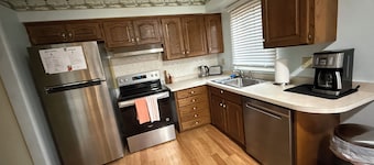 Golfview 4-bedroom 2 Bath Entire Home Near Trinity Hospital major highway 275/96