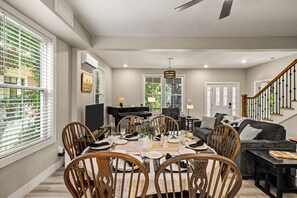 Ein Essbereich mit Klavier, einer Couch und einer Treppe.