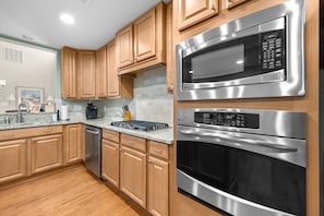 Private kitchen - Relaxed 3-bedroom Villa with EV Charger - Bay Forest Community & Beach Shuttle (Ocean View)