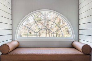 Interior - Polished Guest Suite With Balcony Overlooking Golf Course in Charleston, SC (Charleston)