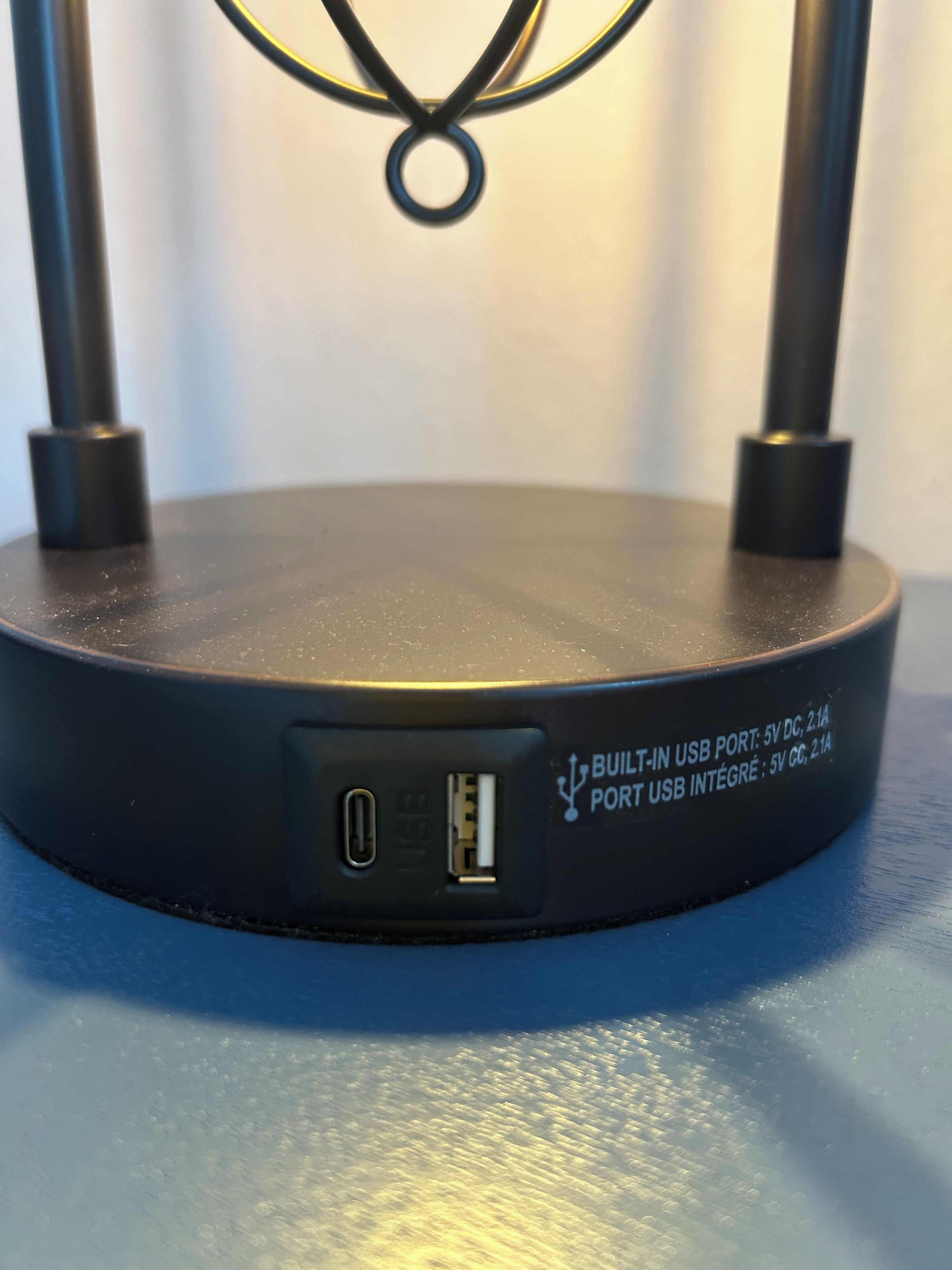Een zwart elektronisch apparaat met een USB-aansluiting en een label dat aangeeft dat het een ingebouwde USB-poort heeft.