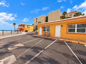 Un motel situé en bord de mer, doté d’un parking, offrant une vue sur la plage et comprenant un espace piscine.