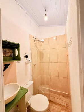 Ein Badezimmer mit Toilette, Waschbecken und Dusche.