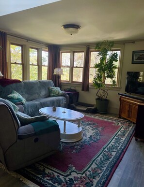 Living area - Charming Warren Winter Home Near Sugarbush - Seasonal Stay (Warren)