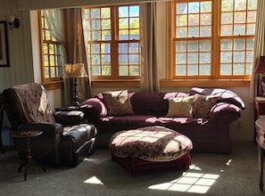 Living area - Charming Warren Winter Home Near Sugarbush - Seasonal Stay (Warren)