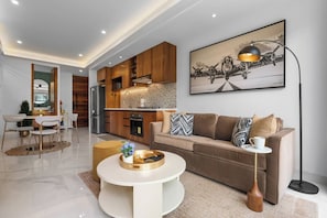 Ein modernes Wohnzimmer mit Sofa, Couchtisch und einem Gemälde an der Wand.