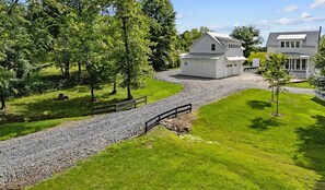 Exterior - Cozy 1-bedroom farmhouse in serene Middleburg with Hot Tub (Middleburg)