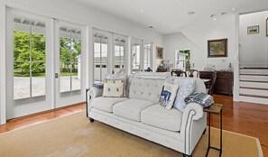 Living area - Cozy 1-bedroom farmhouse in serene Middleburg with Hot Tub (Middleburg)