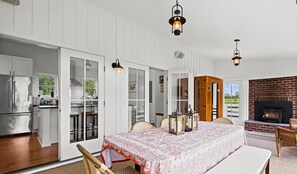 Dining - Cozy 1-bedroom farmhouse in serene Middleburg with Hot Tub (Middleburg)