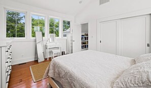 Room - Cozy 1-bedroom farmhouse in serene Middleburg with Hot Tub (Middleburg)
