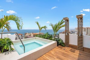 A rooftop pool with a view of the ocean and cityscape. - Penthouse 1BR | Rooftop Pool, Hot Tub & Romantic Zone (Puerto Vallarta)