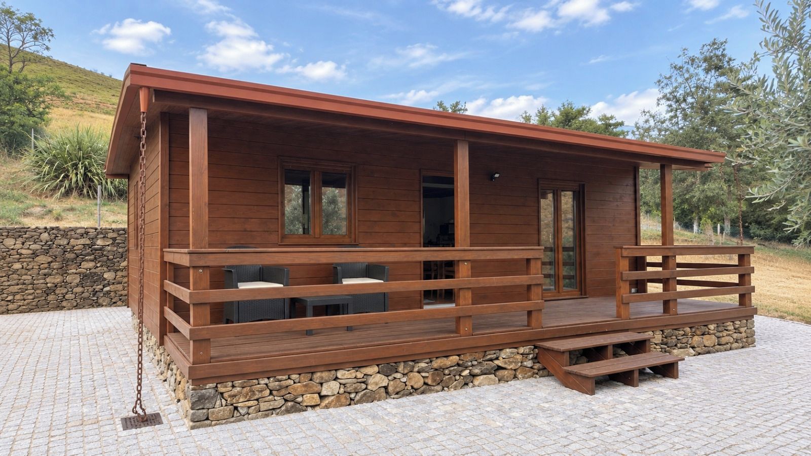 Eine Holzhütte mit Veranda, Steinmauer und einem Steinweg.