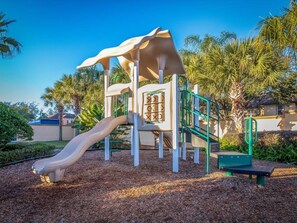 Ein Spielplatz mit Rutsche und Klettergerüsten.