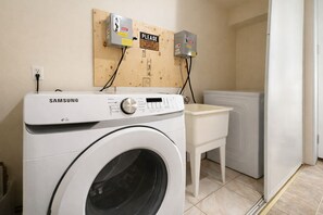 Shared Laundry Room - Private Queen Bedroom w/ Workspace & Dresser, 2.5 Bath—Shared Home (Brampton)