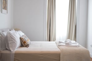 A hotel room with a bed, pillows, a blanket, and towels. - Casa Dona Irene Sunny Terrace | Private Room 2 | Faro City Center (Faro)