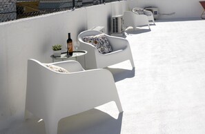 Sunny rooftop terrace with chic lounge seating and a relaxing vibe - Casa Dona Irene Sunny Terrace | Faro Center | Private Room 3 | Boat Marina (Faro)