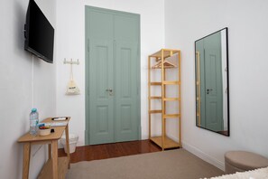 Bright minimalist room with TV, full-length mirror, and stylish storage - Casa Dona Irene Sunny Terrace | Faro Center | Private Room 3 | Boat Marina (Faro)