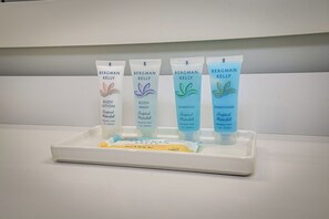 Vier Bergman Kelly Hautpflegeprodukte auf einer weißen Tablett.