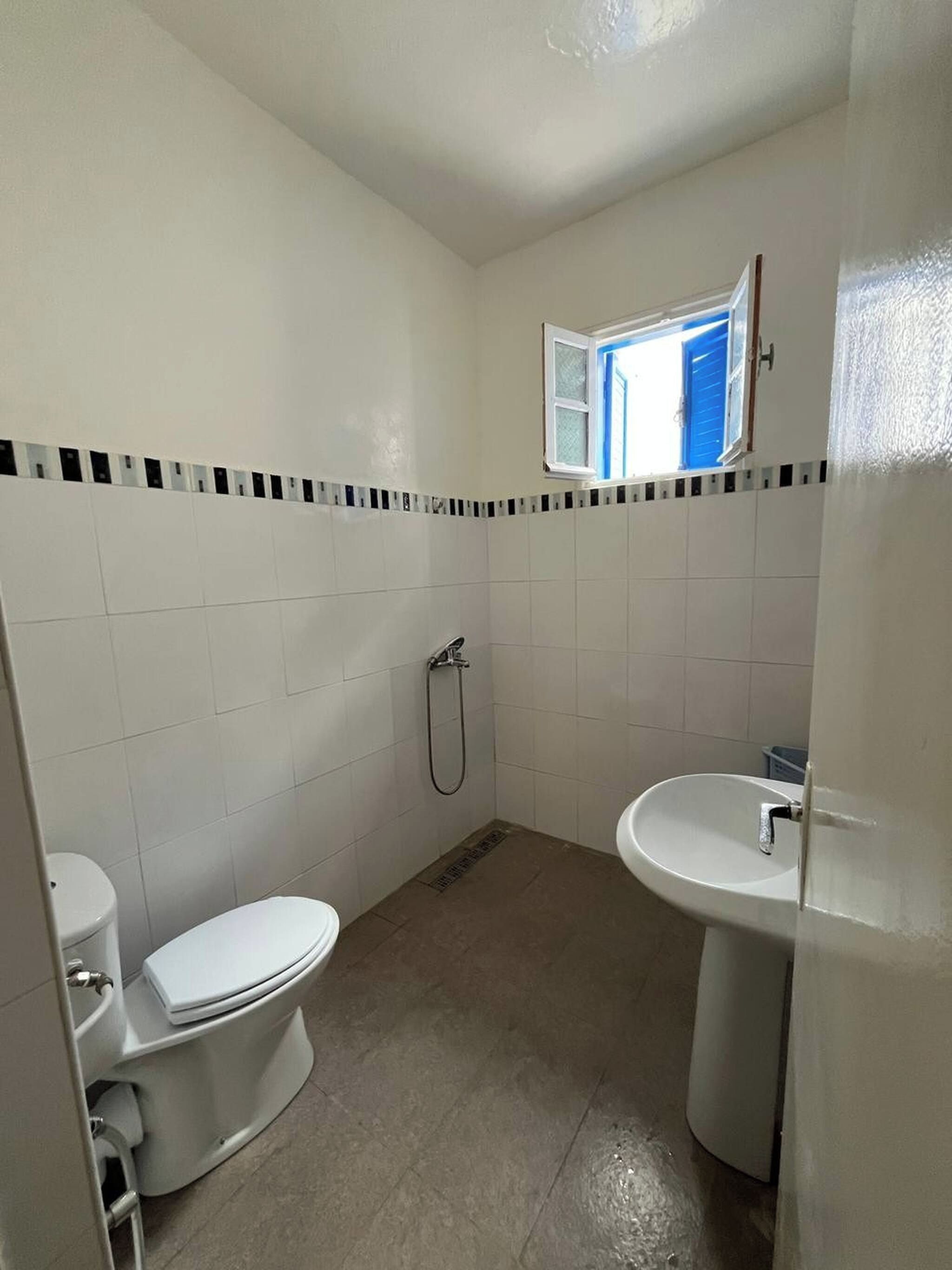 Un baño con inodoro, lavabo y bidé.
