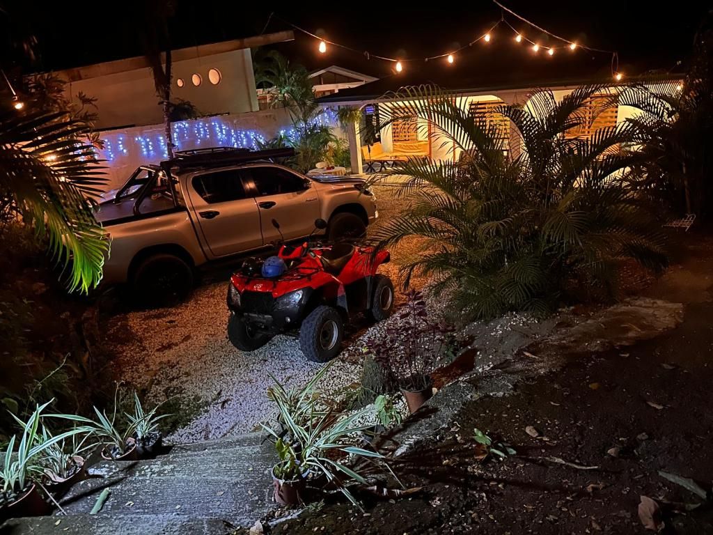 Um veículo estacionado em frente a um edifício com luzes de cordão.