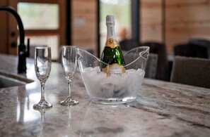 Food and drink - Private Hot Tub, 2 Private Suites, Wooded Retreat (Broken Bow)