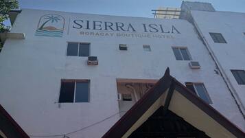 A hotel named 'Sierra Isla' with a beach-themed logo.