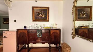 Une pièce comprenant une commode en bois, un miroir et un réfrigérateur.