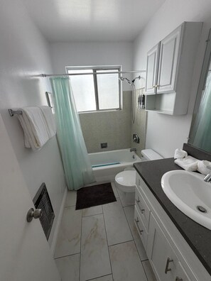Apartment photo - Sunny 1BR/1BA in Beverly Hills (Beverly Hills)