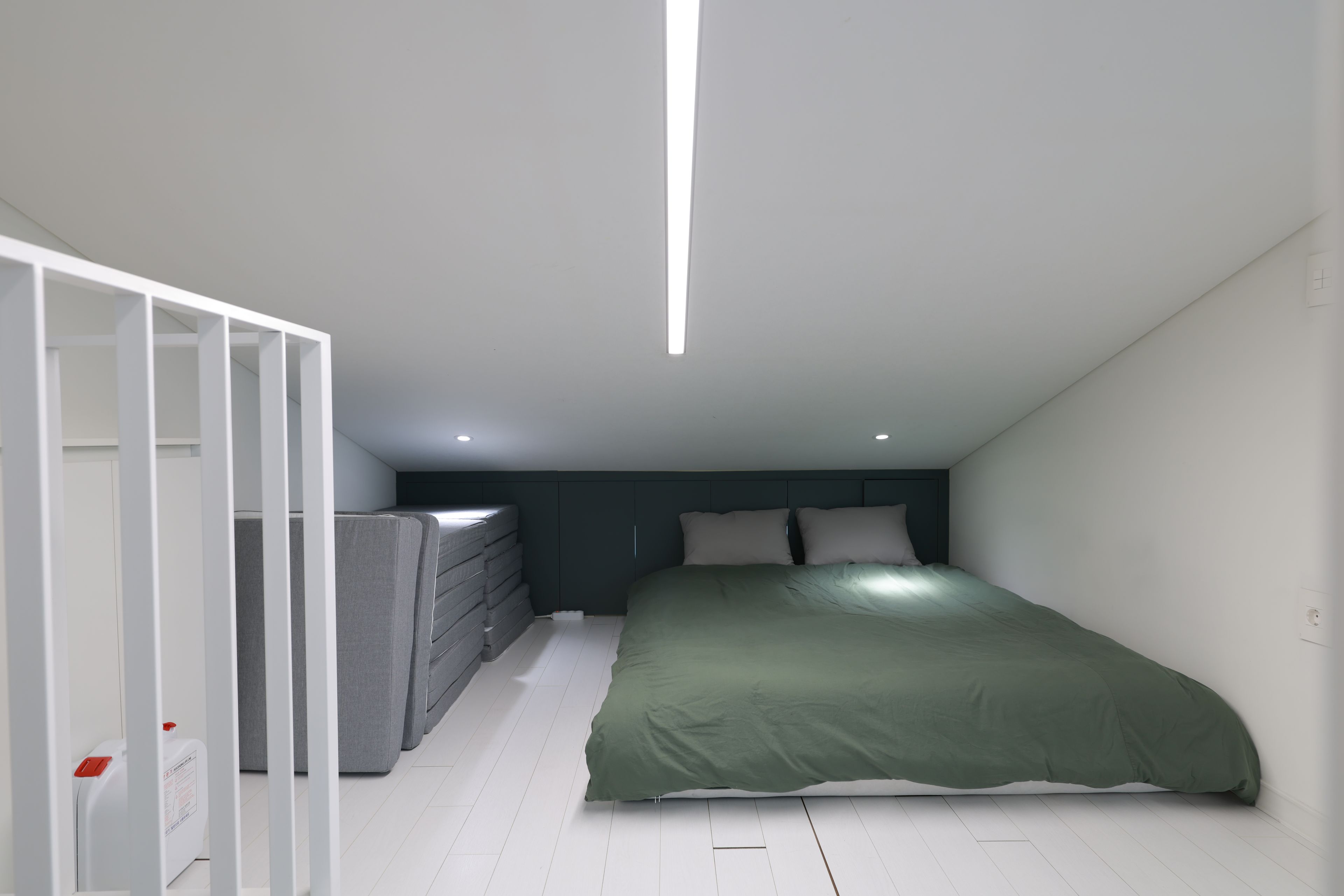 Un dormitorio con cama, armario y espacio de almacenamiento.
