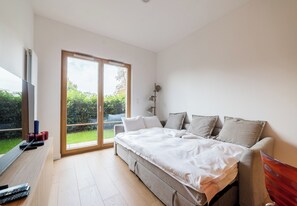 Una camera da letto con un letto, una scrivania e una finestra vista verde.