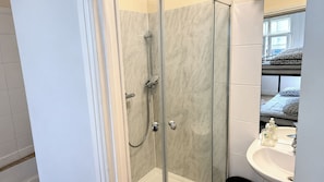 Image 5 - Ensuite Studio, Sleeps 4 with WiFi (London)