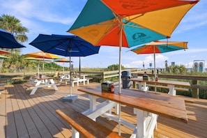 Outdoor dining - Sunset Way Beach Condo (St. Pete Beach)
