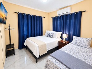 A hotel room with a bed, bedside table, lamp, and a picture on the wall. - Casa del Marino (Tela)